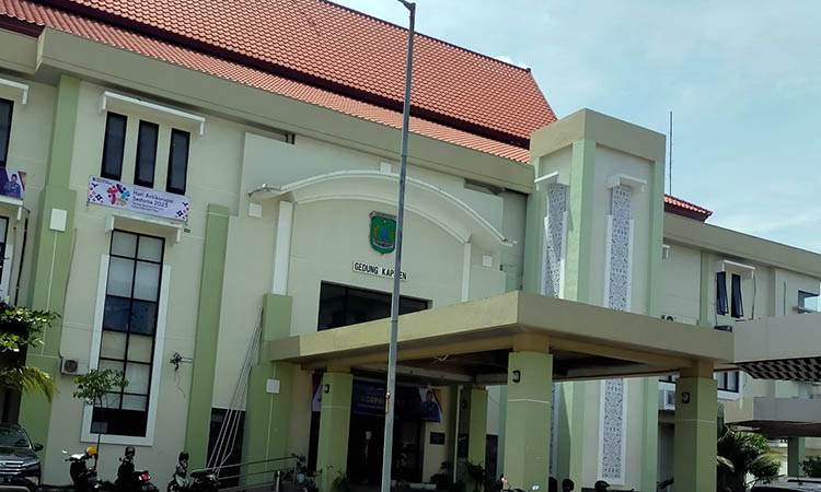 KINI DILENGKAPI LIFT: Gedung Kapiten di kompleks perkantoran Raci, Bangil, yang kini dilengkapi lift.