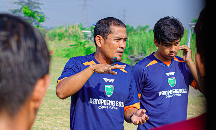 MANTAN PEMAIN TIMNAS: Irfan Junaidi.