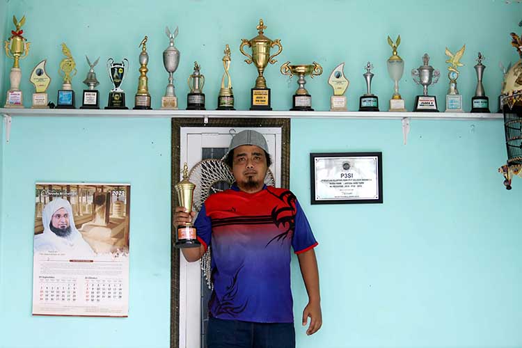 JUARA: Dhanang Kurniawan, memajang beragam piala dari hasil lomba burung perkutut.
