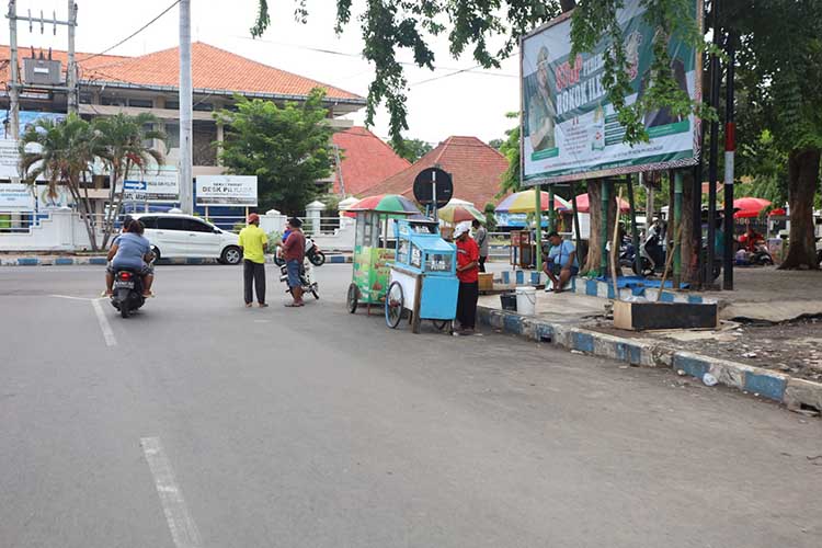 LOKASI KEJADIAN: Alun-alun Kota Probolinggo, sisi timur sebelah tempat hilangnya motor milik Ida Winarsih, Sabtu (2/12). (Zainal Arifin/Jawa Pos Radar Bromo)