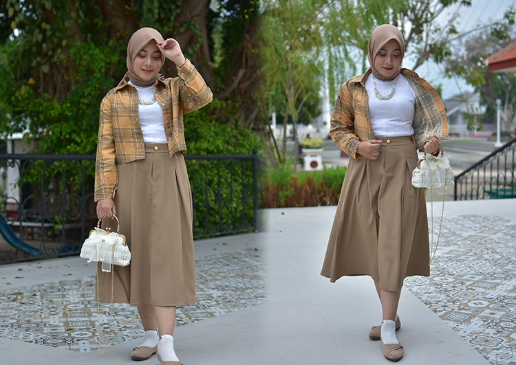 SANTAI: Fadliyah Izzah mengenakan pakaian warna yang didominasi krem yang merupakan warna earth tone. (Fahrizal Firmani/Jawa Pos Radar Bromo)