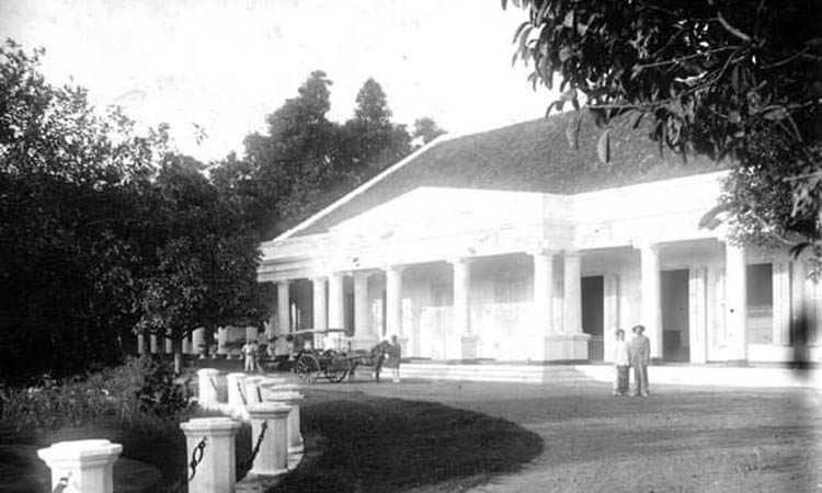 BANGUNAN KUNO: Pabrik Karton saat dipotret medio 1900-an. Bangunan itu sempat berganti-ganti kepemilikan dan ganti pemanfaatan.