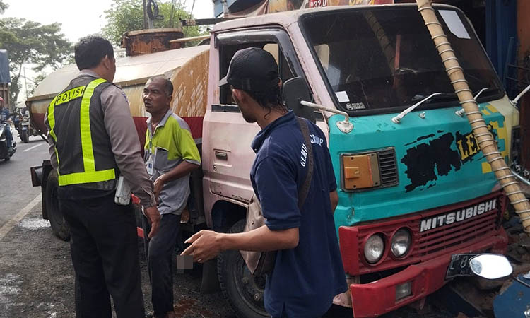 HILANG KENDALI: Kondisi truk tangki usai menabrak rumah Kades Sambirejo, Daifah.