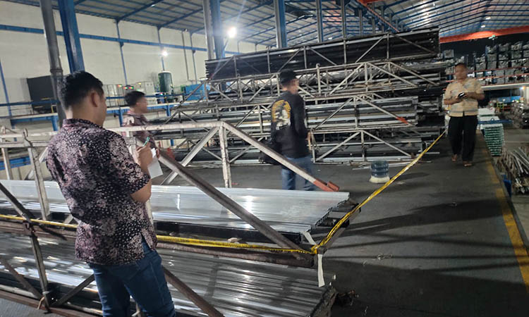 OLAH TKP: Unit Reskrim dan Inafis Polres Pasuruan melakukan pemeriksaan di lokasi kejadian di PT Inkasa Jaya Aluminium, Jumat (1/12).