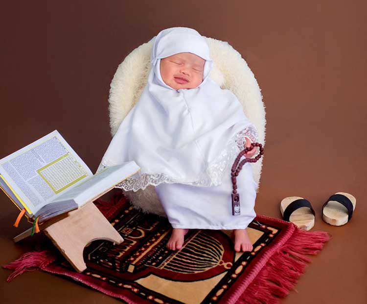 MENGEMASKAN: Salah satu hasil newborn photoshoot Heni Novita Sari. Belakangan newborn photoshoot banyak digandrungi.