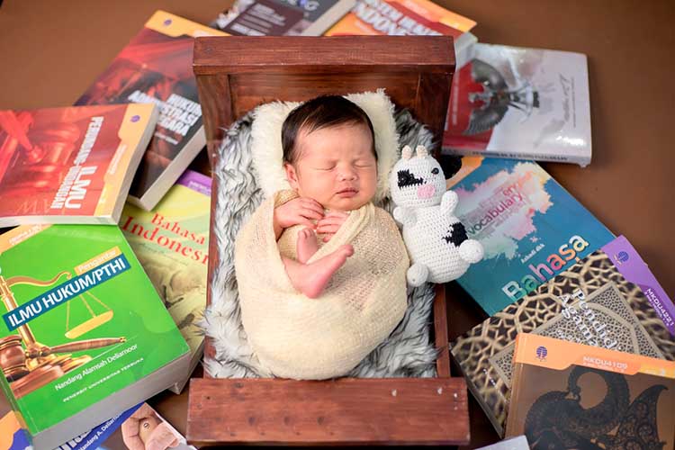 MENGEMASKAN: Salah satu hasil newborn photoshoot Heni Novita Sari. Belakangan newborn photoshoot banyak digandrungi.