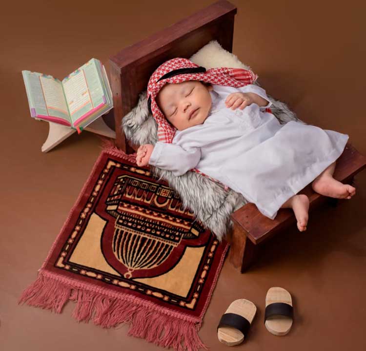 MENGEMASKAN: Salah satu hasil newborn photoshoot Heni Novita Sari. Belakangan newborn photoshoot banyak digandrungi.