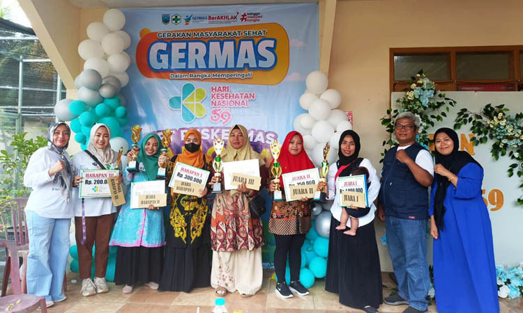 JUARA: Kepala Puskesmas Wangkal Sunar Wibowo, S.KM. (dua dari kanan) bersama para kader peraih juara Lomba Penyuluhan.