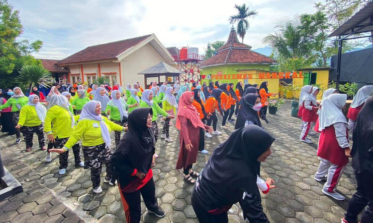 SEHAT BERSAMA: Keluarga besar Puskesmas Wangkal, para kader Posyandu, dan masyarakat di wilayah kerja Puskesmas Wangkal mengikuti senam bersama.