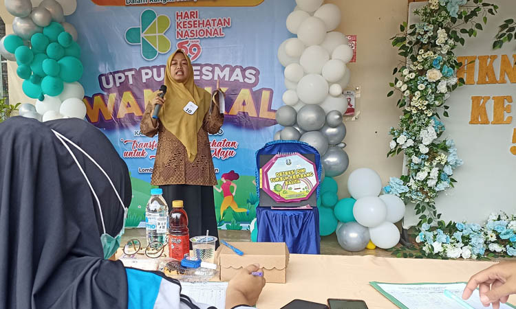 PENILAIAN: Salah satu kader saat presentasi dalam lomba penyuluhan. Mereka dinilai oleh juri berkompeten dari Puskesmas Krejengan dan Puskesmas Besuk.
