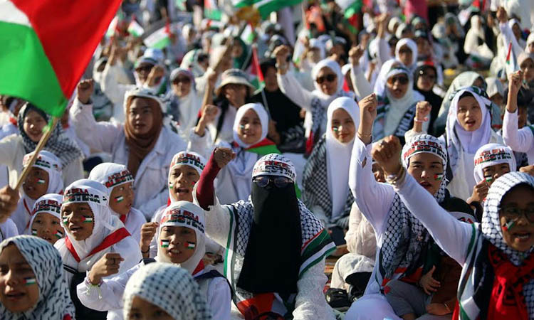 DUKUNG PALESTINA: Ribuan warga Probolinggo mengikuti aksi membela rakyat Palestina di Alun-alun Kota Probolinggo, Minggu (3/12) pagi.