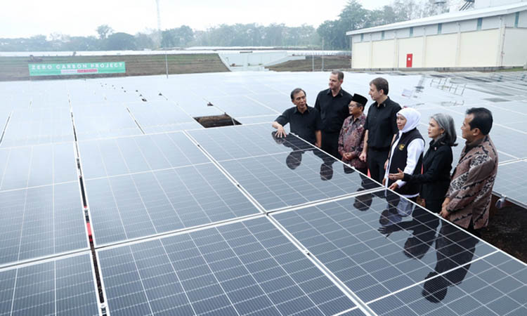 EKONOMI HIJAU: Gubernur Khofifah dan Pj Bupati Andriyanto (kopiah hitam) meninjau solar panel didampingi manajemen PT HM Sampoerna Tbk.