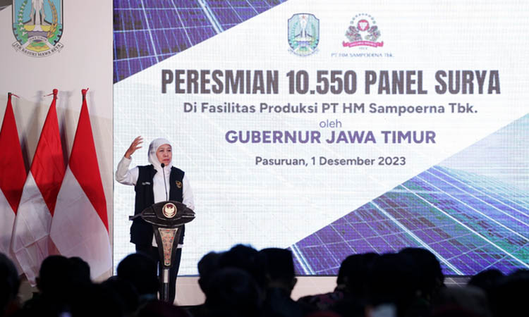 APRESIASI: Gubernur Jawa Timur, Khofifah Indar Parawansa mengapresiasi PT HM Sampoerna Tbk. atas keberadaan 10.550 panel surya di pabrik Pasuruan.