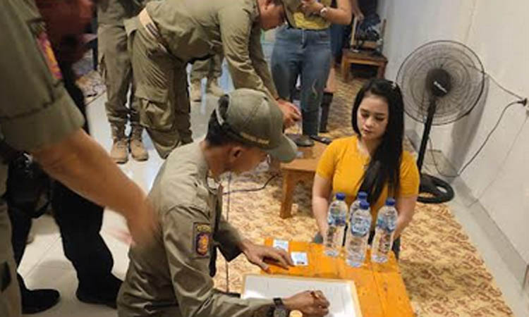 REMANG-REMANG: Petugas gabugan mengecek 11 warung remang-remang yang ada di Ruko Gempol 9, Kecamatan Gempol, Sabtu (2/12) malam.