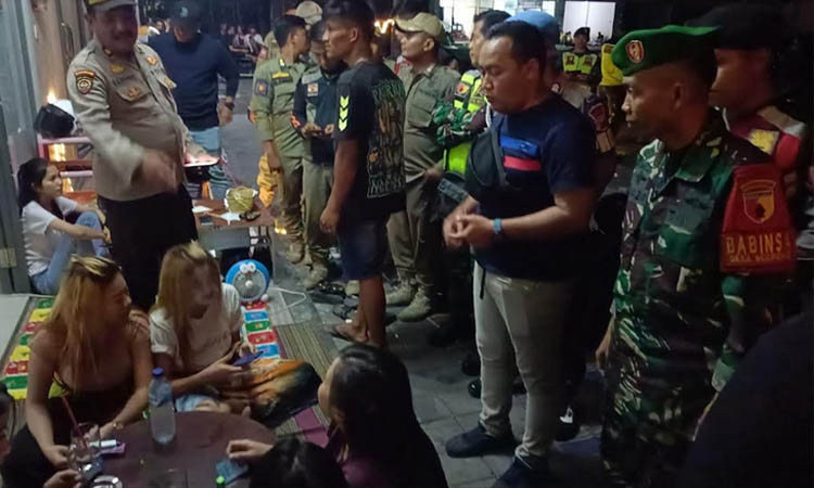 REMANG-REMANG: Petugas gabungan mengecek 11 warung remang-remang yang ada di Ruko Gempol 9, Kecamatan Gempol, Sabtu (2/12) malam.