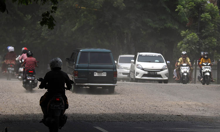 DILEWATI TERBATAS: Jembatan Okabawes di Bangil sudah tuntas 90 persen, tinggal menunggu pengaspalan. Saat ini, jembatan baru bisa dilewati oleh kendaraan kecil.