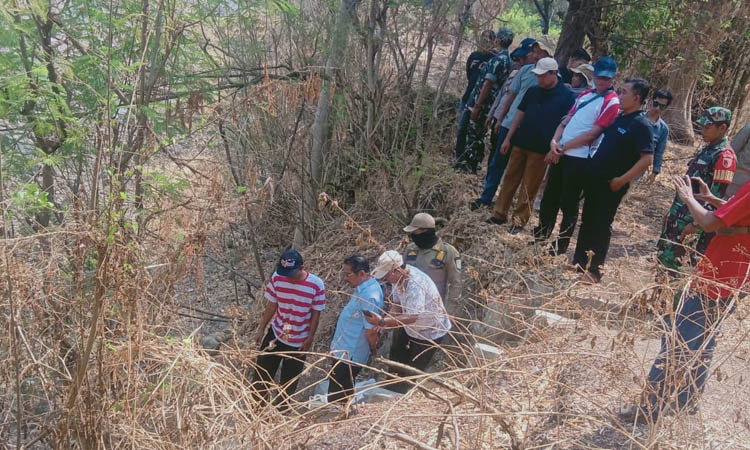 SUDAH KE LOKASI: Pj Bupati Pasuruan Andriyanto di Sungai Welang, tempat limbah PT Satoria, akhir Oktober lalu