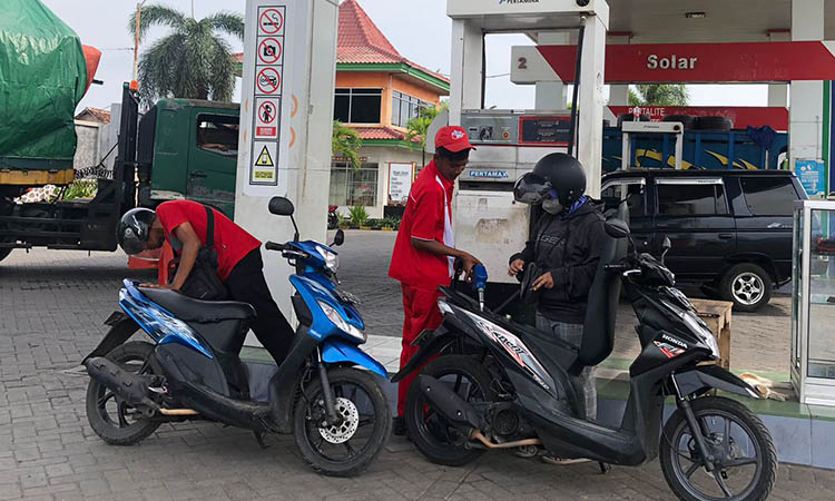 ISI BBM: Sejumlah warga mengisi BBM di SPBU Mayangan, Kota Probolinggo, Minggu (3/12).