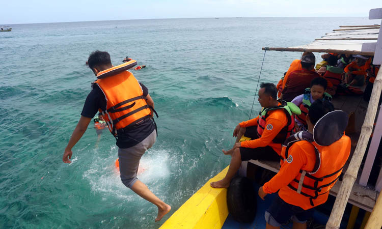 MELONJAK: Wisatawan menikmati perairan di Pulau Gili Ketapang di musim liburan. Saat libur Nataru nanti, destinasi wisata dipekirakan akan alami lonjakan pengunjung.