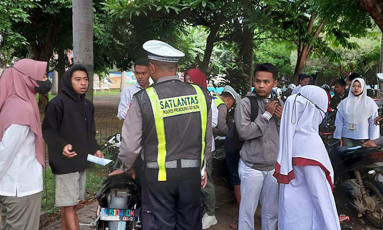 MELANGGAR: Sejumlah pelanggar lalu lintas ditindak Satlantas Polres Probolinggo Kota, Senin (4/12).