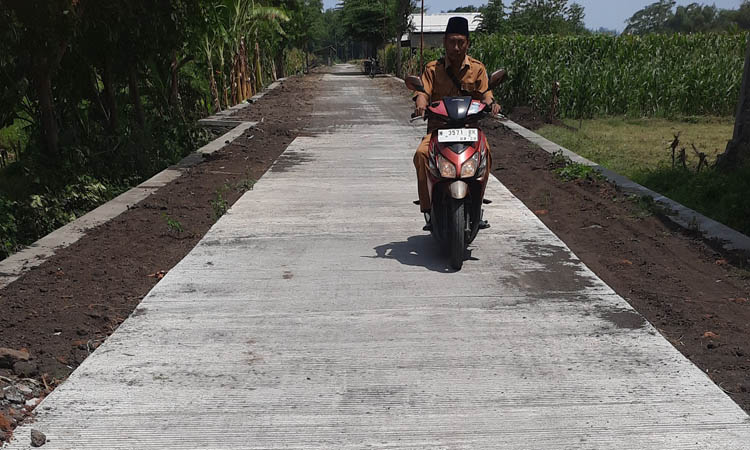 LEBIH BAIK: Sekdes Banjarsari Asy&rsquo;ari melintas di jalan Dusun Brak, Desa Banjarsari, yang semakin nyaman dilintasi.