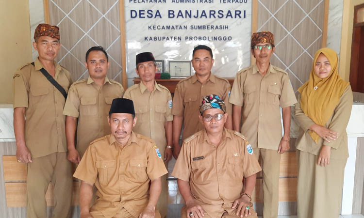 KOMPAK: Kepala Desa Banjarsari Abdul Wakhid (duduk kanan) bersama perangkat desa.