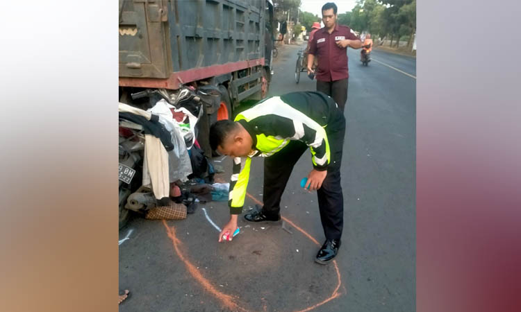 RINGSEK: Motor korban usai menabrak bagian belakang truk di Jalan Ir Juanda, Kelurahan Blandongan, Selasa pagi.