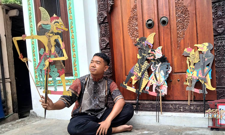 KARYA SENDIRI: Galindra menunjukkan wayang kertas buatannya di rumahnya di Kelurahan/Kecamatan Gondangwetan, Kabupaten Pasuruan. Dia ingin generasi Z seperti dirinya juga menyukai wayang.