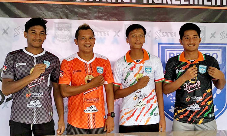 JERSEY BARU: Anggota tim Persipro 1954 menggunakan desain jersey baru yang akan digunakan saat berlaga di liga 3 pada Selasa (5/12).