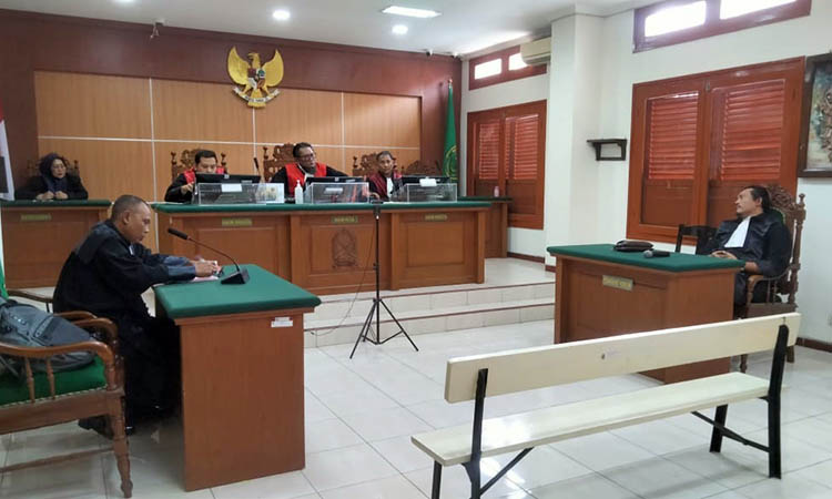 LEBIH RINGAN: Sidang vonis kasus penjualan BBM solas subsidi di PN Pasuruan, Senin (4/12), memutus tiga terdakwa dengan hukuman penjara 7 bulan. Lebih ringan dari tuntuan JPU Kejari Pasuruan.