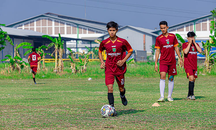 PELAJARI KEKUATAN LAWAN: Para penggawa Pasuruan United saat berlatih sebelum berangkat ke Jember.