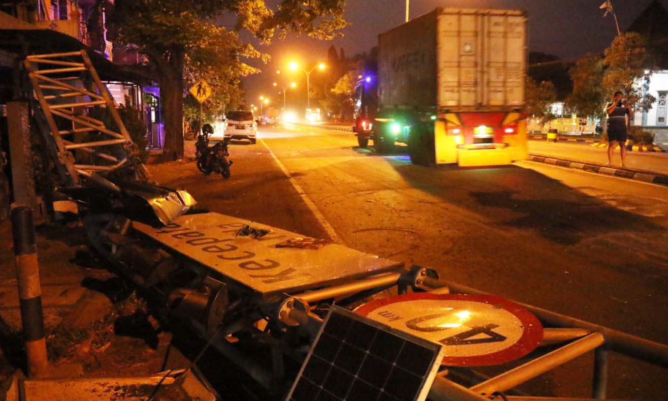 ULAH DUMP TRUK: Robohya alat pengukur kecepatan  ini lantaran ditabrak truk, Rabu (6/12) pagi