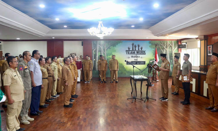 MUTASI: Pelantikan pejabat yang dirotasi di Pemkot Pasuruan.