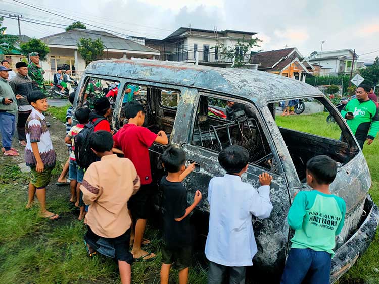 JADI TONTONAN: Warga dan sejumlah bocah melihat mobil Carry yag terbakar.