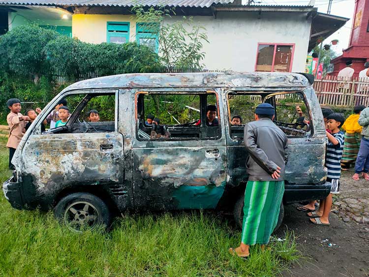 HANGUS: Mobil yang dikemudikan Arifin, warga Desa Tlogosari, Kecamatan Tutur, terbakar, Rabu.