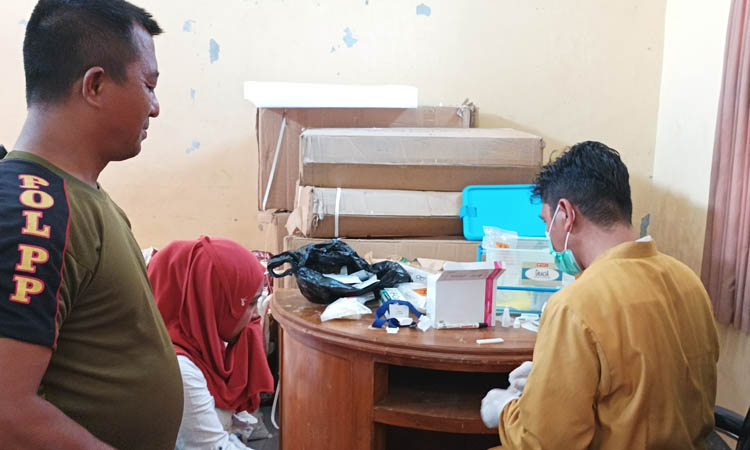 DITES: Salah seorang PSK diperiksa petugas pihak kesehatan. Hasilnya, sebanyak 8 PSK yang di terjaring operasi&nbsp; pekat tak ada yang reaktif HIV.