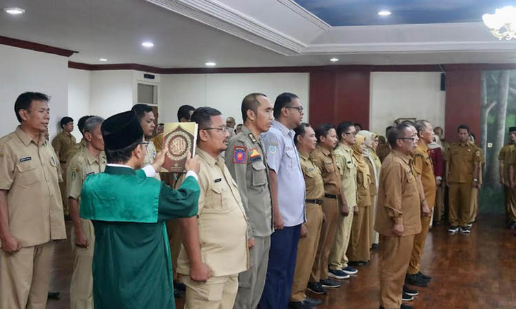 MUTASI: Sejumlah pejabat Pemkot Pasuruan diambil sumpahnya saat mutasian, beberapa waktu lalu.