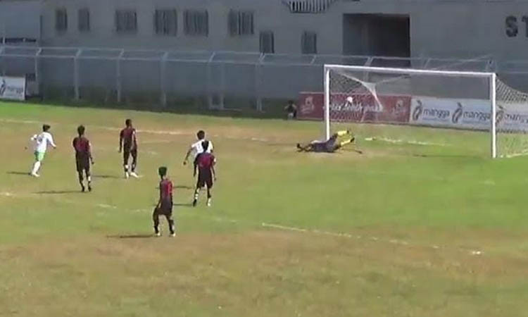 HARUS LEBIH BAIK: Persekap (kaus putih) ketika menghadapi Banyuwangi Putra di Stadion Diponegoro Banyuwangi, Kamis (7/12).
