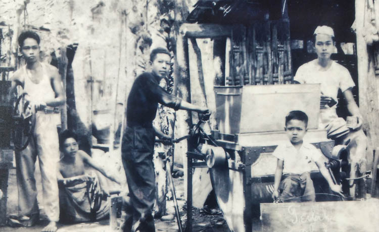 DIDOBRAK BELANDA: Pintu belakang rumah perjuangan yang pernah didobrak tentara Belanda. Hingga kini daun pintu itu masih asli, belum diganti.