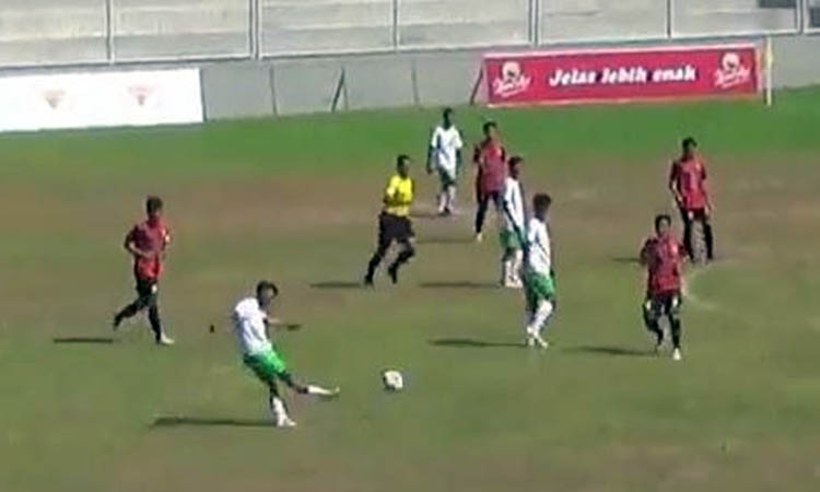 AYO BANGKIT: Persekap (putih) saat menghadapi Banyuwangi Putra di Stadion Diponegoro Banyuwangi, Kamis (7/12).