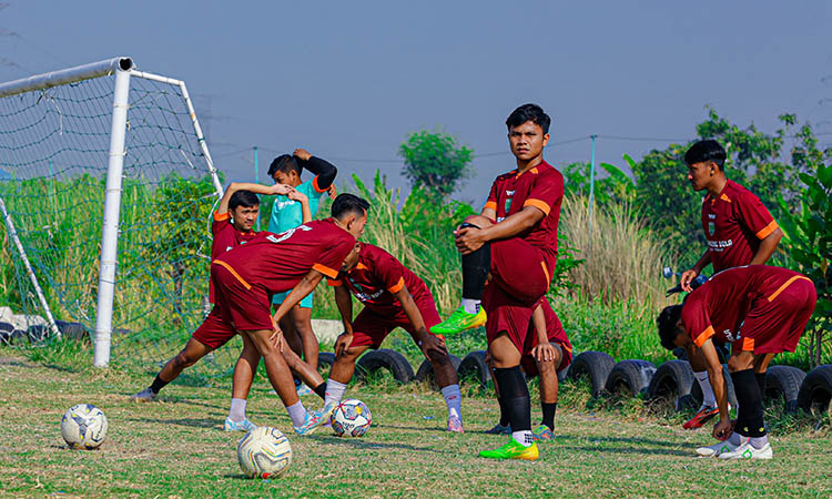 MISI BANGKIT: Penggawa Pasuruan United saat latihan beberapa waktu lalu.
