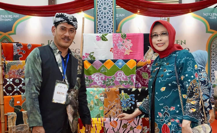 KHAS: Aldy berpose dengan Ketua Dekranasda Kota Pasuruan Fatma Saifullah Yusuf yang mengenakan batik Harmonie dalam MTQ City Expo, beberapa waktu lalu.
