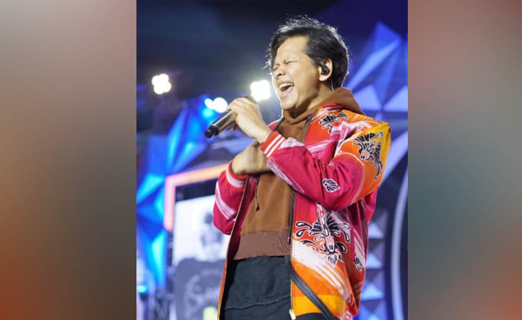 EKSKLUSIF: Jaket batik buatan Aldy yang dikenakan Armand Maulana saat konser di Kota Pasuruan.
