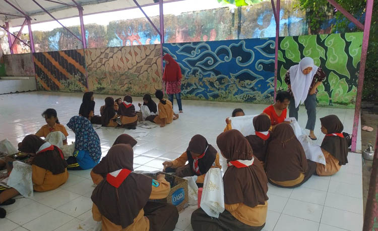 CARI PENERUS: Aldy melatih anak-anak belajar membatik.