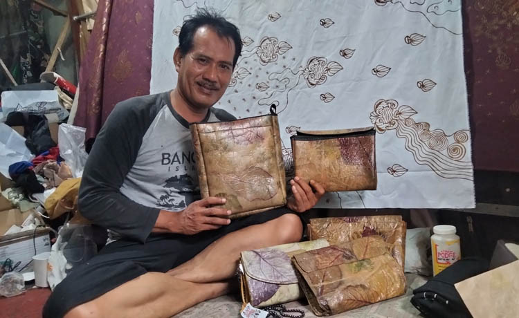 INOVASI: Batik ecoprint buatan Aldy yang juga diaplikasikan dalam bentuk tas.
