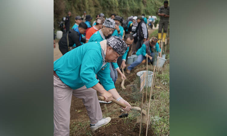 (02)	HIJAUKAN ALAM: Direksi PT. Jatim Autocomp Indonesia Gempol Norihisa Nakayama bersama masyarakat sekitar ikut tanam 5 ribu pohon.