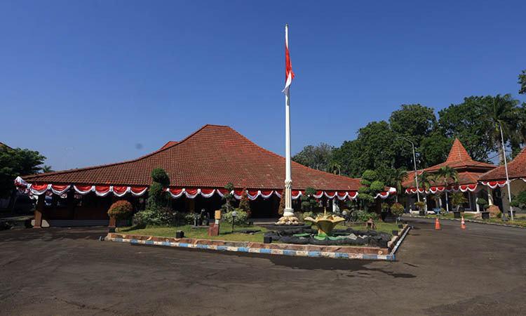 CAGAR BUDAYA: Area pendapa dan Rumah Dinas Bupati Probolinggo. Nampak dua Meriam peninggalan VOC.