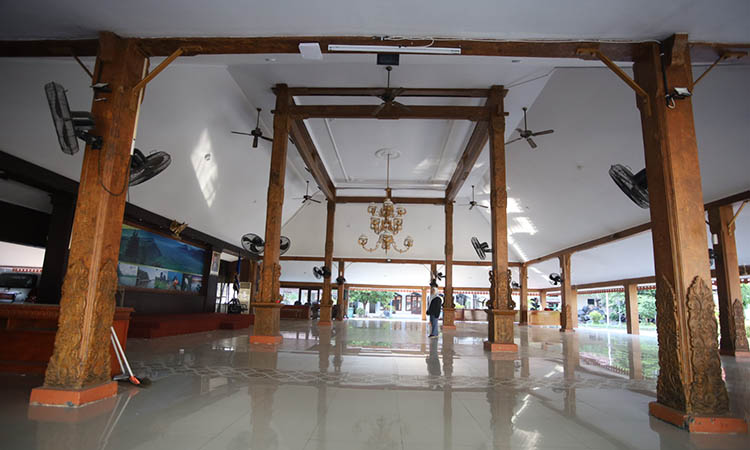 DIYAKINI ORISINAL: Area pendapa yang kayu-kayunya disebut-sebut masih orisinal.