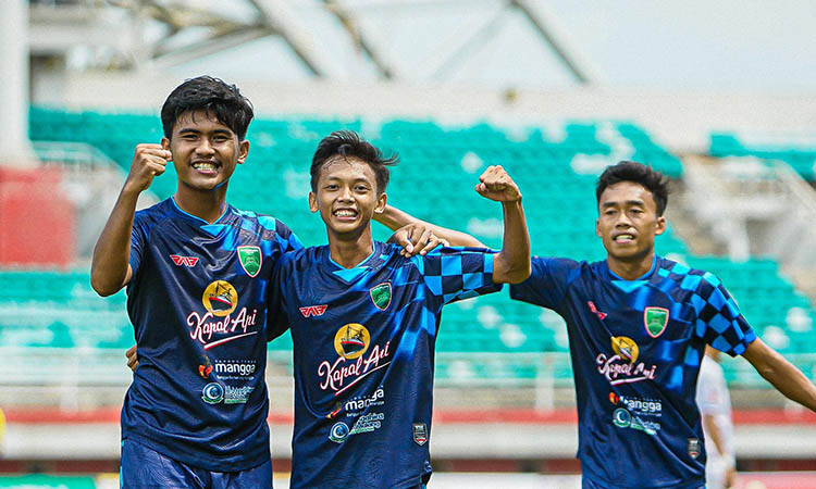 Gaya pemain Pasuruan United usai mencetak gol.
