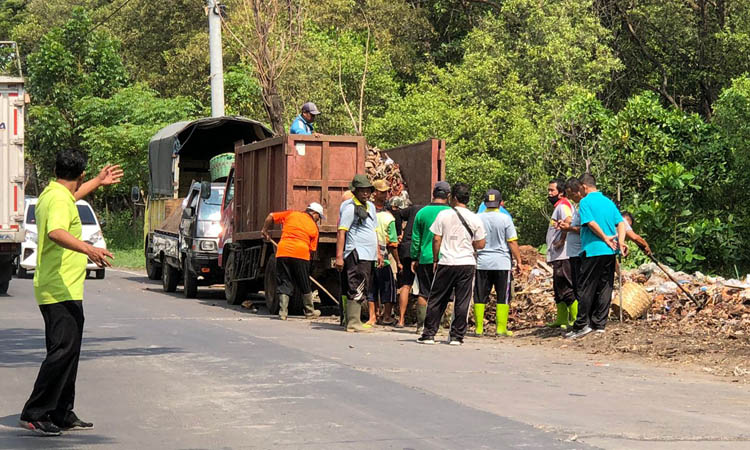 BERSIH-BERSIH: Sejumlah warga, Pokmaswas, perwakilan pemilik lahan, dan dinas terkait membersihkan sampah di salah satu lahan di pesisir pantai JLU, Jumat (8/12).